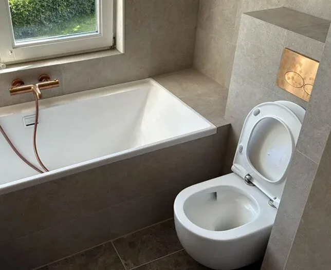 Oude badkamer voor renovatie