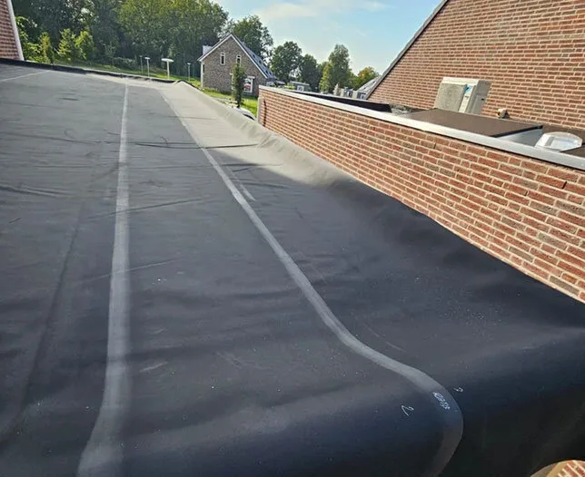 Gerenoveerd plat dak met nieuwe dakbedekking