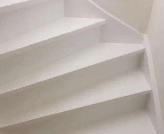 Strakke, wit geschilderde trap na renovatie